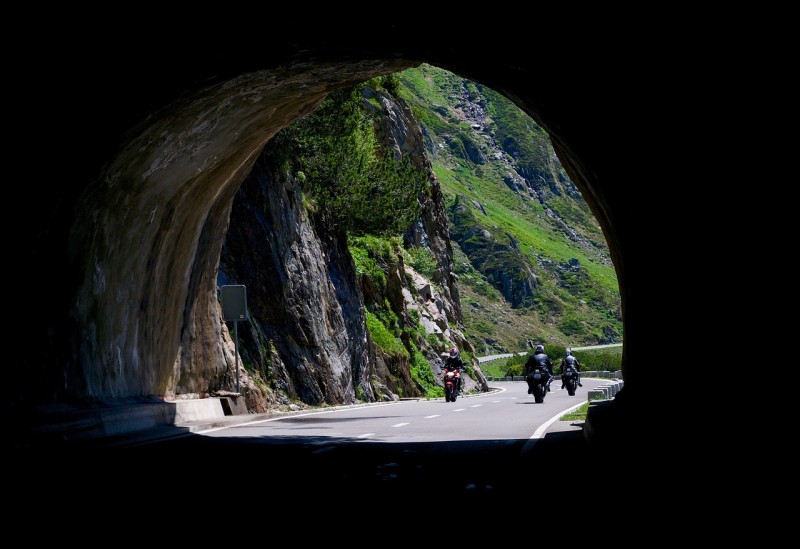 ハーレーで夜道やトンネルを走行するときの注意点 暗い道には危険がいっぱい Ride N Cruise